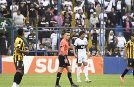 El árbitro Derlis Benítez durante el clásico más añejo entre Olimpia y Guaraní, disputado en el estadio Erico Galeano de Capiatá.