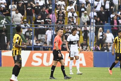 El árbitro Derlis Benítez durante el clásico más añejo entre Olimpia y Guaraní, disputado en el estadio Erico Galeano de Capiatá.