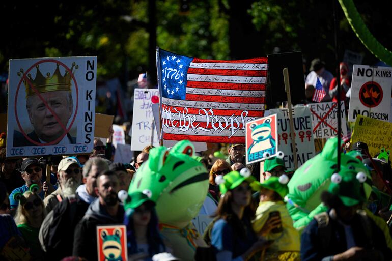 Manifestantes escuchan discursos junto a otros manifestantes durante la protesta "Sin Reyes" el 18 de octubre de 2025 en Portland, Oregón.