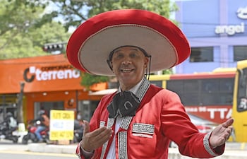 Líder Quiñónez sobre la avenida Eusebio Ayala, en la que por muchos años esperó a los clientes para sus presentaciones.