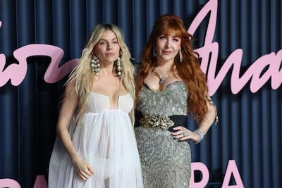 La actriz británico-estadounidense Sienna Miller y la empresaria de belleza británica Charlotte Tilbury posan durante los Fashion Awards 2025 en el Royal Albert Hall de Londres. 