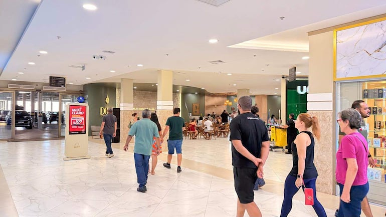 Presencia de turistas de compras en un comercio de Pedro Juan Caballero.