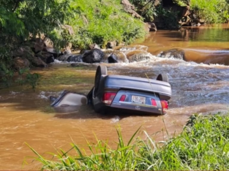 El vehículo se hundió en aguas del río Toledo.