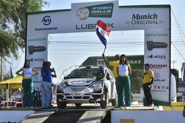 La partida del Rally del Chaco 2025 desde la rampa de la ciudad de Mariscal Estigarribia.