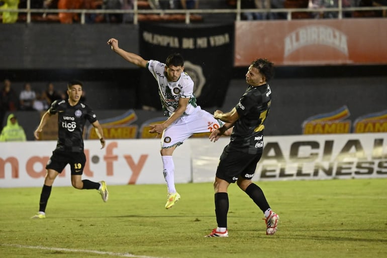 El viral e insólito gol de blooper de Sebastián Ferreira en el triunfo de Olimpia ante Rubio Ñu
