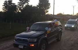 En la antesala de la Fiesta de la Tradición Laureleña, ciudadanos conocidos como "Laureleños por el Mundo" realizaron una caravana por el centro de la ciudad, seguida de un emotivo encuentro. Participaron personas que regresaron a su ciudad natal después de 40 años.