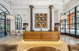 El hotel no solo opera en el centro histórico: cree en él. Esa convicción forma parte de su propuesta desde el origen.
