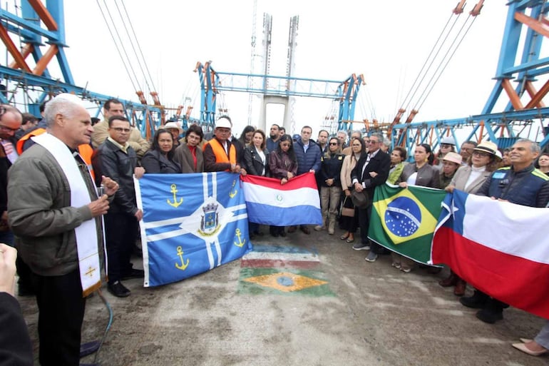 Celebracion religiosa, en el mismo puente internacional