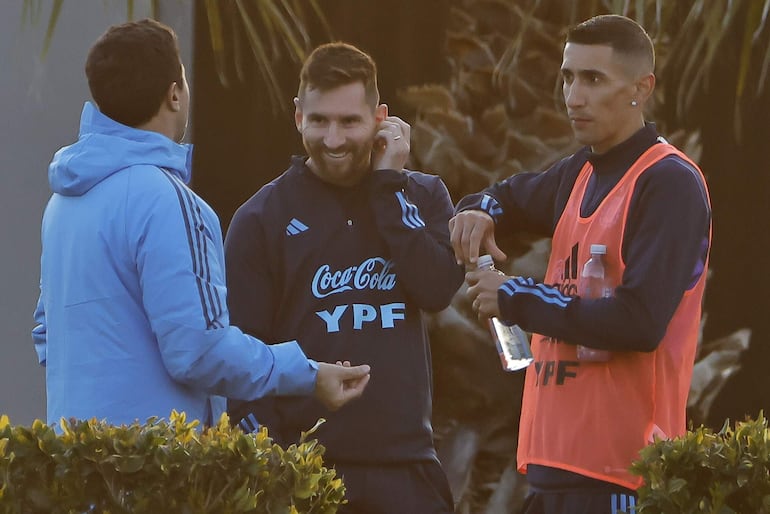 Lionel Messi (i) y Ángel Di María sonríen durante un entrenamiento de la selección argentina en el predio de la AFA en Ezeiza a unos 37km de Buenos Aires (Argentina). Argentina se prepara para enfrentar a Ecuador y Bolivia en las Eliminatorias Sudamericanas para la Copa Mundial de 2026.