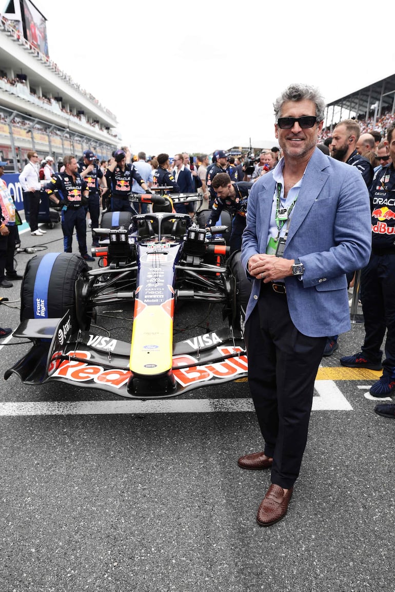 Patrick Dempsey en la parrilla de salida junto al coche de Max Verstappen, de los Países Bajos, y Oracle Red Bull Racing, antes del Gran Premio de Fórmula 1 de Miami en el Autódromo Internacional de Miami. (Mark Thompson/Getty Images/AFP)
