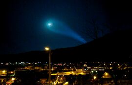 Un extraño efecto lumínico visto en 2009 sobre la base militar de Skjold, en el norte de Noruega. EFE/Anita Olsen PROHIBIDA SU PUBLICACIÓN EN NORUEGA