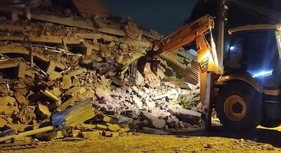 Derrumbe de edificio en Encarnación deja un fallecido confirmado. Bomberos buscan a más víctimas.