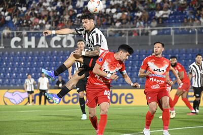 El lateral izquierdo liberteño, Matías Espinoza se impone en las alturas ante el capitán de Ameliano, Alberto “Piru” Contera.