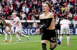 362
FREIBURG (Alemania), 04/04/2026.- Lennart Karl del Múnich celebra tras marcar el gol que puso el 3-2 en el marcador durante el partido de la Bundesliga alemana entre el SC Freiburg y el FC Bayern Munich en Friburgo, Alemania, el 4 de abril de 2026. (Alemania) EFE/EPA/RONALD WITTEK CONDICIONES