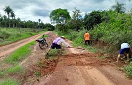Con pala y asada tratan de paliar mal estado de camino en Carapeguá.