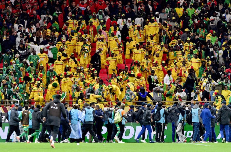 Los aficionados senegaleses intentaron ingresar al cuando de juego, cuando a su selección le anularon un gol y cobraron un penal a favor de Marruecos.
