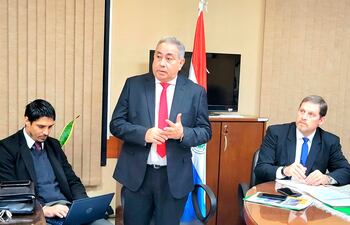 El ministro Rodolfo Segovia presentó un informe a los senadores.