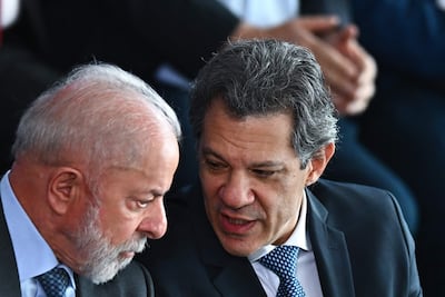 El presidente de Brasil, Luiz Inácio Lula da Silva, habla con el ministro de Hacienda, Fernando Haddad (d).
