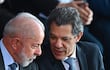 El presidente de Brasil, Luiz Inácio Lula da Silva, habla con el ministro de Hacienda, Fernando Haddad (d).