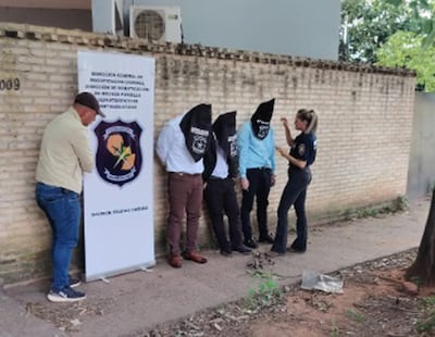 Los tres detenidos, tras el operativo realizado por Narcóticos de la Policía.