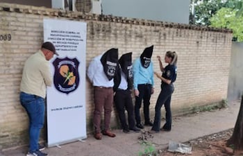 Los tres detenidos, tras el operativo realizado por Narcóticos de la Policía.