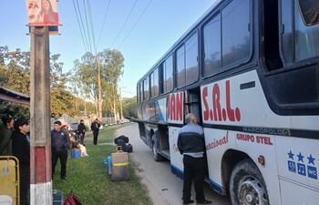 Grupo de pasajeros en una parada de autobús en Fuerte Olimpo