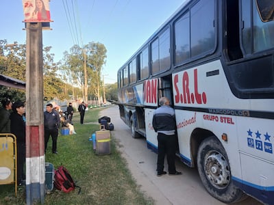 Grupo de pasajeros en una parada de autobús en Fuerte Olimpo
