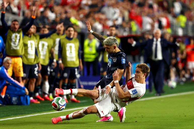 Julio Enciso de Paraguay es disputado por Kenan Yildiz de Turquía durante el partido del Grupo D del Mundial de la FIFA 2026 entre Turquía y Paraguay en el Estadio de la Bahía de San Francisco.