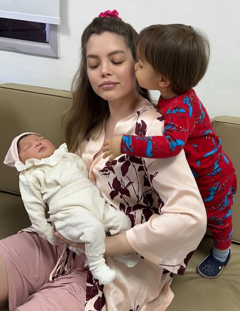 ¡Mamá feliz! Daisy Lezcano con la recién nacida Sofía y el hermanito mayor Mauri. (Captura de la historia de Instagram de Daisy Lezcano)