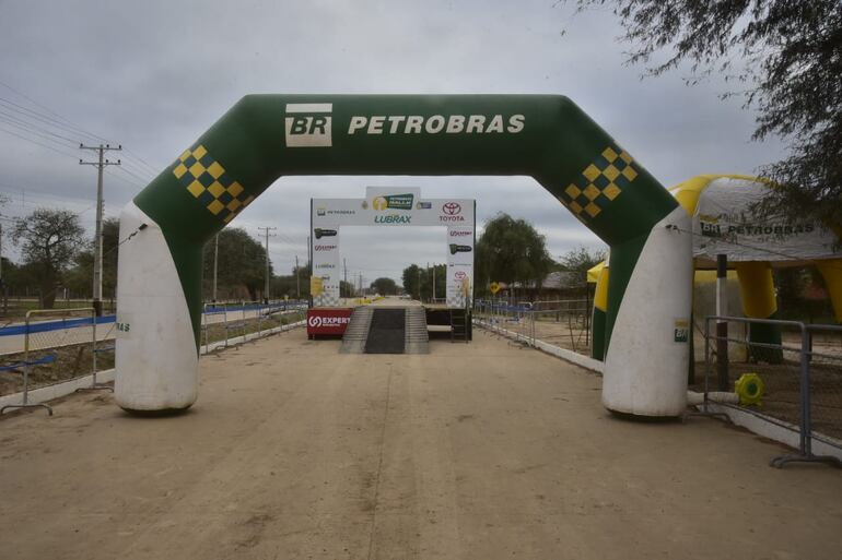 La rampa de partida y llegada del Transchaco Rally en la ciudad de Mariscal Estigarribia.