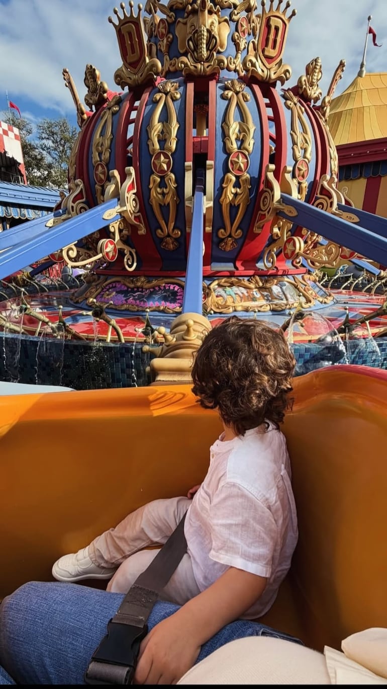Marquito Muñiz Ferreira en una de las atracciones de Disney World. (Captura de la historia de Instagram de Nadia Ferreira)