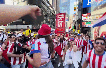 Banderazo albirrojo en Times Square.