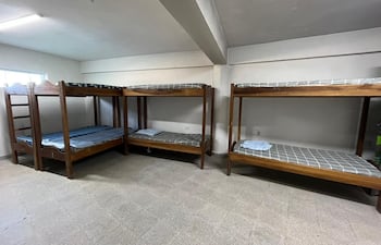 Camas disponibles en el albergue del Polideportivo Roberto Cabañas dela ciudad de Pilar.