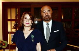 Graciela Brizuela junto con Pierre Christian Soccoja, embajado de Francia en Paraguay.