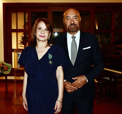 Graciela Brizuela junto con Pierre Christian Soccoja, embajado de Francia en Paraguay.