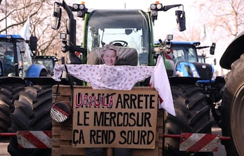 Agricultores franceses bloquean la Asamblea Nacional con tractores durante una manifestación como parte de las protestas y acciones convocadas por varios sindicatos agrícolas contra el acuerdo del Mercosur, en París, Francia