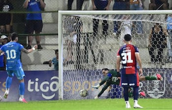 El portero de Cerro Porteño, Roberto "Gatito" Fernández le tapa el penal al delantero de Resistencia SC, Edsson Riveros.