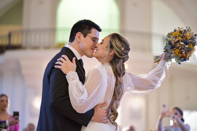 Felices y enamorados.