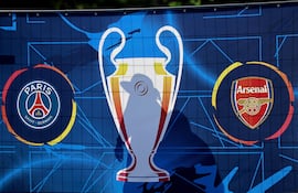 Personas proyectan sombras sobre unas pancartas durante el festival de la Liga de Campeones de la UEFA en la Plaza de los Héroes en Budapest, Hungría. El PSG se enfrentará al Arsenal en la final de la Liga de Campeones de la UEFA en el Puskás Aréna.