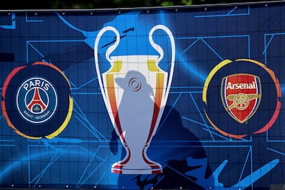 Personas proyectan sombras sobre unas pancartas durante el festival de la Liga de Campeones de la UEFA en la Plaza de los Héroes en Budapest, Hungría. El PSG se enfrentará al Arsenal en la final de la Liga de Campeones de la UEFA en el Puskás Aréna.