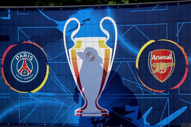 Personas proyectan sombras sobre unas pancartas durante el festival de la Liga de Campeones de la UEFA en la Plaza de los Héroes en Budapest, Hungría. El PSG se enfrentará al Arsenal en la final de la Liga de Campeones de la UEFA en el Puskás Aréna.