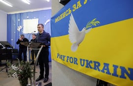 La guerra en Ucrania cumple dos años con Rusia a la ofensiva en casi todos los sectores del frente, mientras Ucrania intenta compensar la falta de armamento occidental relevando al jefe de su Ejército, Valeri Zaluzhni, una maniobra de resultado incierto.