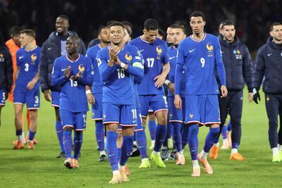 Kylian Mbappé (C) y sus compañeros de equipo de Francia saludan a los aficionados después de ganar el partido de fútbol del Grupo D de las Eliminatorias Europeas para la Copa Mundial de la FIFA 2026 entre Francia y Ucrania, en Saint Denis.