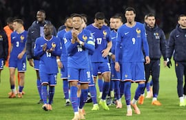 Kylian Mbappé (C) y sus compañeros de equipo de Francia saludan a los aficionados después de ganar el partido de fútbol del Grupo D de las Eliminatorias Europeas para la Copa Mundial de la FIFA 2026 entre Francia y Ucrania, en Saint Denis.