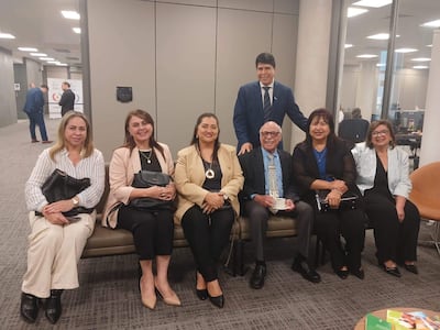 De pie, el viceministro de Educación Superior, rector de la UNI y vicepresidente del Cones, Hermenegildo Cohene, con rectores de universidades públicas en el MEC.