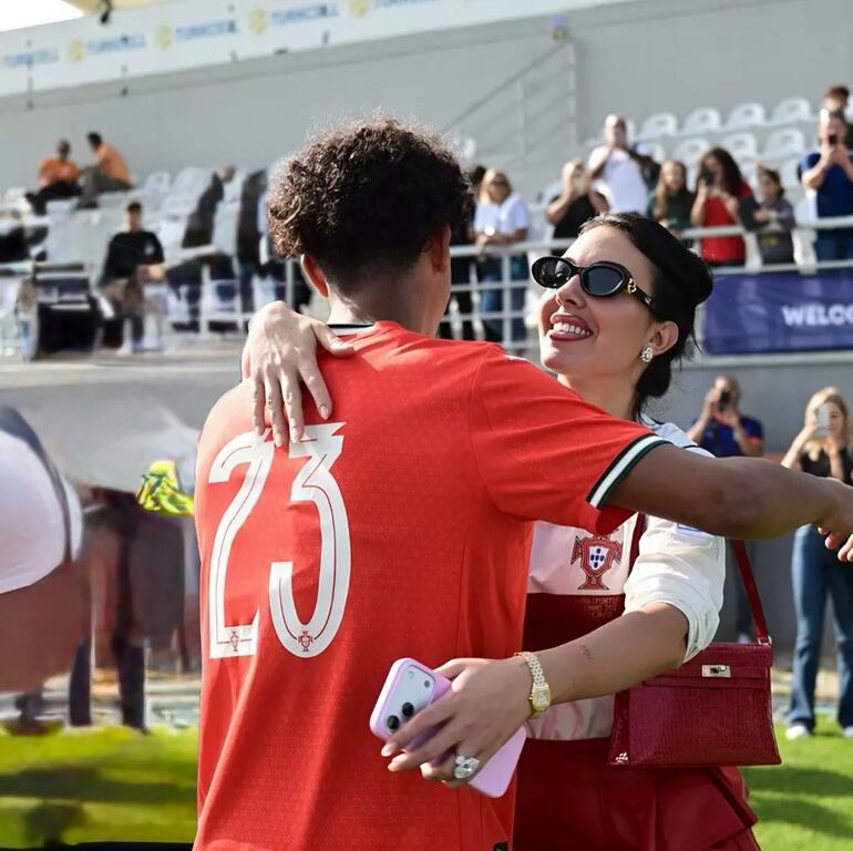 ¡Emotivo abrazo de madre e hijo! Georgina Rodríguez felicitando a Cristiano Ronaldo Junior. (Instagram/Georgina Rodríguez)