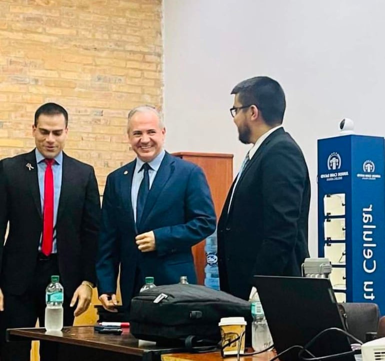 Ex funcionario de “Nenecho” acusado por lavado de dinero, da cátedra en Derecho UNA