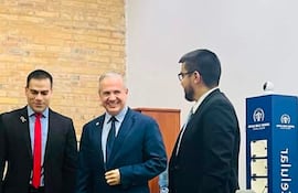 Wilfrido Cáceres (corbata colorada), como auxiliar de Derecho Comercial I y el titular, Fernando Beconi, en una clase en la Facultad de Derecho de la UNA.