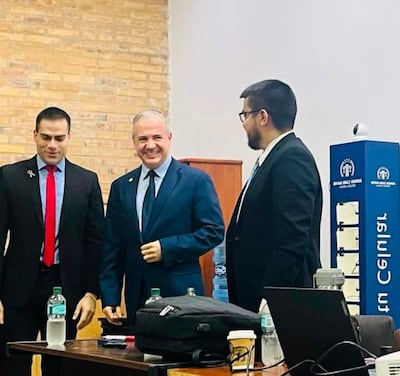 Wilfrido Cáceres (corbata colorada), como auxiliar de Derecho Comercial I y el titular, Fernando Beconi, en una clase en la Facultad de Derecho de la UNA.
