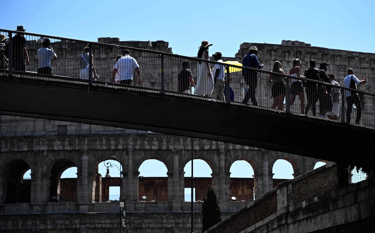 Turistas visitan el Coliseo, Italia.